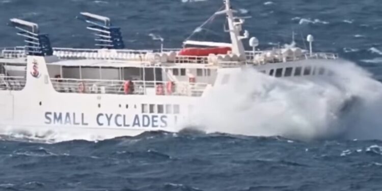 Κύματα «καταπίνουν» τον «Σκοπελίτη» που αψηφά τη θαλασσοταραχή (video)