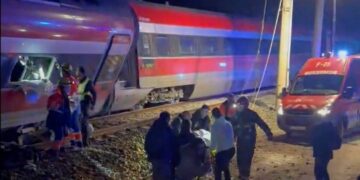 Εκτροχιασμός τρένων: Απελπισμένοι επιβάτες, άνοιγαν με σφυριά πόρτες και παράθυρα – Τουλάχιστον 21 νεκροί και πάνω από 100 τραυματίες (video)