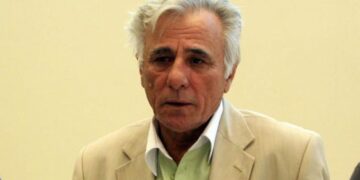 Alldaynews.gr ΕΚΤΑΚΤΟ: Πέθανε ο δημοσιογράφος Σπύρος Καρατζαφέρης – «Συντετριμμένος» ο αδελφός του Γιώργος