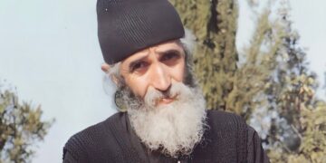 Άγιος Παΐσιος: «Σε τού­τη την ζωή οι φι­λό­τι­μοι τα πλη­ρώ­νουν όλα»