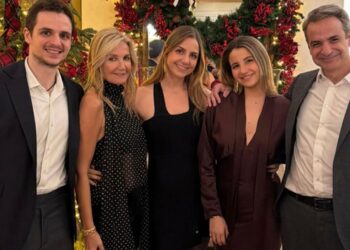 Με οικογενειακή φωτογραφία το «καλή χρονιά» του 2026 από τον πρωθυπουργό