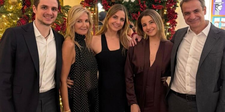 Με οικογενειακή φωτογραφία το «καλή χρονιά» του 2026 από τον πρωθυπουργό