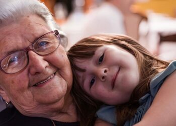 Γιατί οι γιαγιάδες νιώθουν μεγαλύτερη χαρά όταν έρχονται σε επαφή με τα εγγόνια τους, παρά με τα παιδιά τους