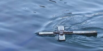 Alldaynews.gr Άντρας έκλεψε τον σταυρό που έπιασε στην τελετή καθαγιασμού – Αναζητείται από την Αστυνομία