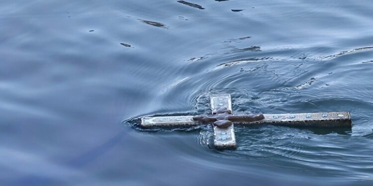 Alldaynews.gr Άντρας έκλεψε τον σταυρό που έπιασε στην τελετή καθαγιασμού – Αναζητείται από την Αστυνομία