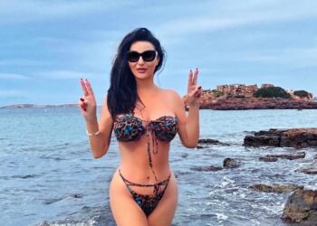 Αγνώριστη 54χρονη Ελληνίδα πήγε για μπάνιο χειμωνιάτικα με κορμί-λαμπάδα