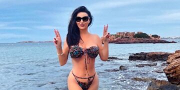 Alldaynews.gr Αγνώριστη 54χρονη Ελληνίδα πήγε για μπάνιο χειμωνιάτικα με κορμί-λαμπάδα