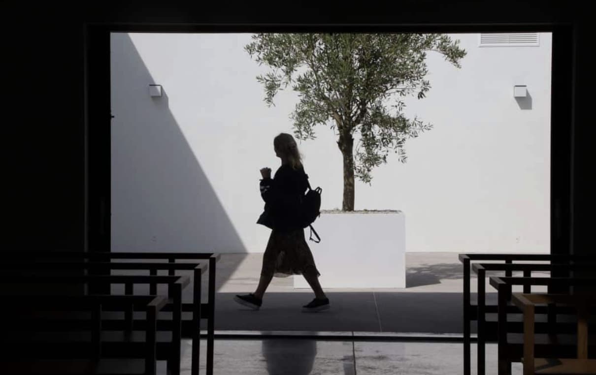 Η επανάσταση της αποτέφρωσης στην Ελλάδα – Οι 3 βασικοί λόγοι που επιλέγουν πολλοί να αποτεφρωθούν 1 stigmiotypo othonis 2026 01 10 21.18.14