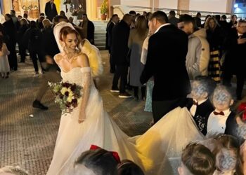 Νηπιαγωγός παντρεύτηκε με 20 παρανυφάκια, τους αγαπημένους της μαθητές