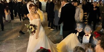 Νηπιαγωγός παντρεύτηκε με 20 παρανυφάκια, τους αγαπημένους της μαθητές