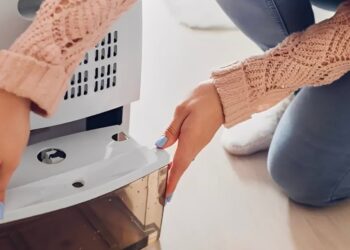 Μην το ρίξεις ποτέ μέσα στο νεροχύτη: Γιατί δεν πρέπει, ούτε κατά διάνοια, να πετάξεις το νερό του Αφυγραντήρα – Οι 3 σοβαροί λόγοι