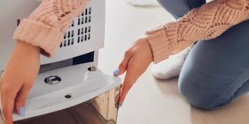 Μην το ρίξεις ποτέ μέσα στο νεροχύτη: Γιατί δεν πρέπει, ούτε κατά διάνοια, να πετάξεις το νερό του Αφυγραντήρα – Οι 3 σοβαροί λόγοι