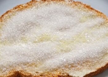 Βρεγμένо ψωμί με ζάχαρη – Το λατρεμένо σνακ που μας έμαθαν οι γιαγιάδες μας