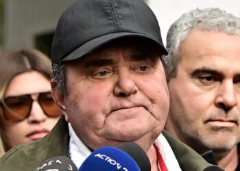 Κώστας Ανεστίδης έξω από Μαξίμου: «Θέλουμε να μας δώσουν τα κλεμμένα λεφτά που μας έτρωγαν έξι χρόνια»