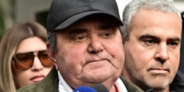 Κώστας Ανεστίδης έξω από Μαξίμου: «Θέλουμε να μας δώσουν τα κλεμμένα λεφτά που μας έτρωγαν έξι χρόνια»