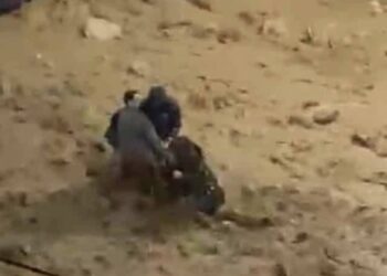 Βίντεο-σοκ από την κακοκαιρία – Περαστικοί έσωσαν γυναίκα που παρασύρθηκε από τόνους λάσπης στην Γλυφάδα