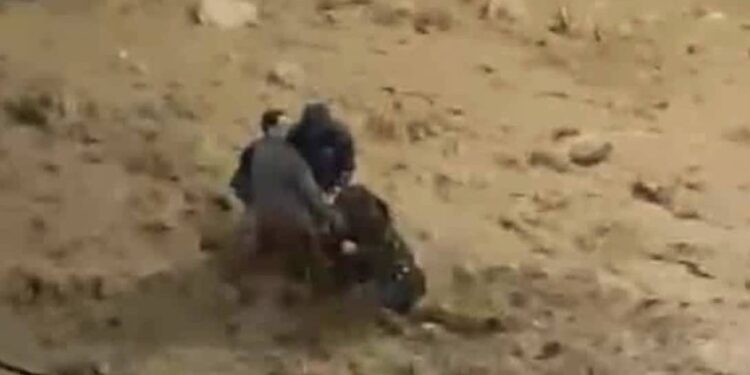 Βίντεο-σοκ από την κακοκαιρία – Περαστικοί έσωσαν γυναίκα που παρασύρθηκε από τόνους λάσπης στην Γλυφάδα