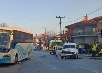 Μετωπική σύγκρουση βαν με λεωφορείο που μετέφερε μαθητές στο σχολείο