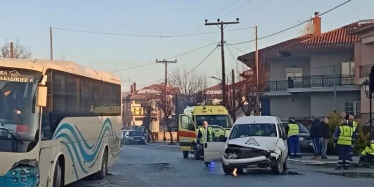Μετωπική σύγκρουση βαν με λεωφορείο που μετέφερε μαθητές στο σχολείο