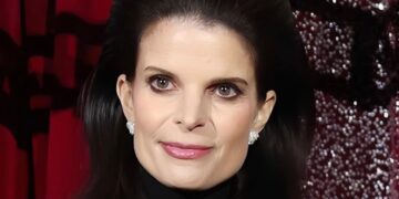 Alldaynews.gr Αγνώριστη η Αθηνά Ωνάση με τεpάστια μακριά χέρια – Που εμφανίστηκε