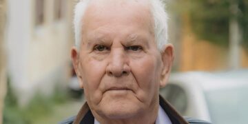 Η απίστευτη ιστορία του 76χρονου κύριου Λευτέρη – Παντρεύτηκε στα 16 και πλέον έχει 10 εγγόνια, 10 δισέγγονα και τρισέγγονο