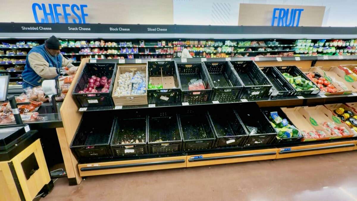 Άδεια τα ράφια των σούπερ μάρκετ