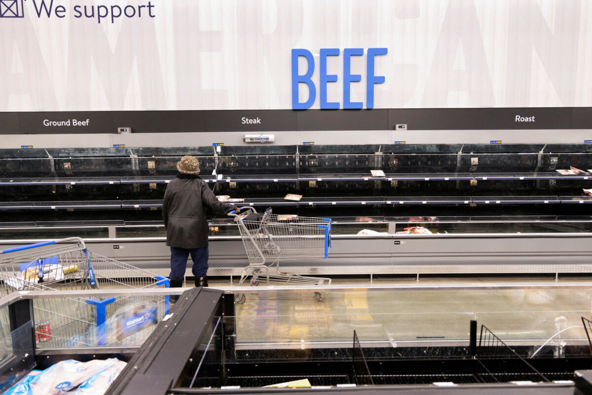 Άδεια τα ράφια των σούπερ μάρκετ