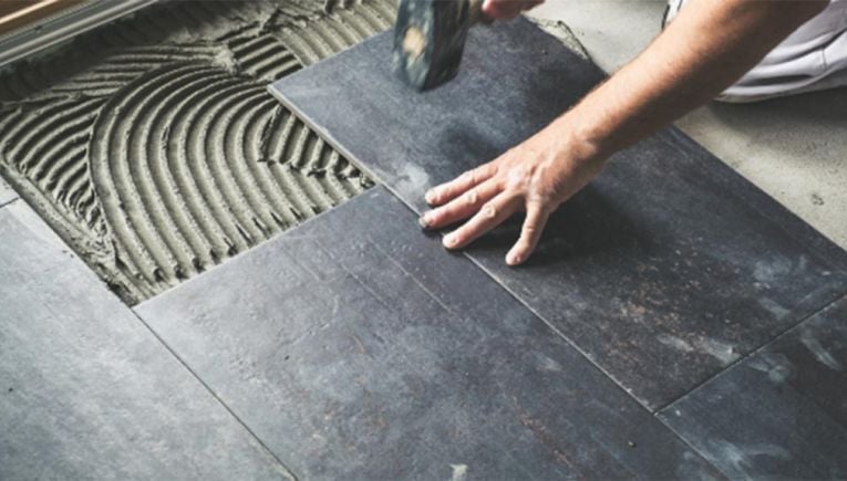 Πώς θα αλλάξετε πλακάκια και υδραυλικά με επιδότηση έως 36.000 ευρώ το 2026 2 topothetisi plakidion 1