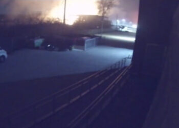 Τρίκαλα: Η στιγμή της φονικής έκρηξης στο εργοστάσιο «Βιολάντα» που έκανε τη νύχτα μέρα (video)