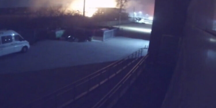 Τρίκαλα: Η στιγμή της φονικής έκρηξης στο εργοστάσιο «Βιολάντα» που έκανε τη νύχτα μέρα (video)