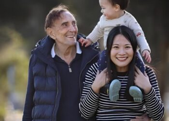 Ο γηραιότερος… μπαμπάς: Έγινε πατέρας στα 93 του και δεν το βάζει κάτω – Έχω ακόμα δύναμη για δεύτερο παιδί