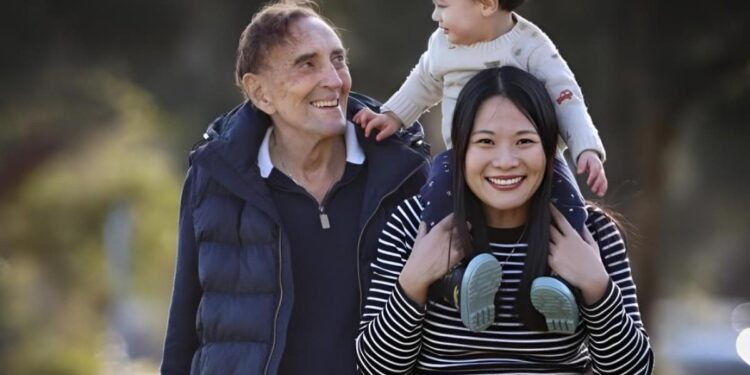 Ο γηραιότερος… μπαμπάς: Έγινε πατέρας στα 93 του και δεν το βάζει κάτω – Έχω ακόμα δύναμη για δεύτερο παιδί