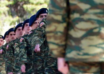Τέλος στα βύσματα στον στρατό: Οι μοναδικοί που θα μπαίνουν πλέον σε Ναυτικό και Αεροπορία μετά τις αλλαγές Δένδια