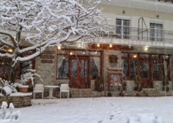 Μόλις 1 ώρα από την Αθήνα, πνιγμένο στα έλατα, βρίσκεται το θρυλικό Κολοκοτρωνίτσι