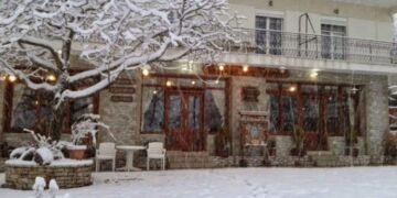 Μόλις 1 ώρα από την Αθήνα, πνιγμένο στα έλατα, βρίσκεται το θρυλικό Κολοκοτρωνίτσι