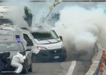 Θεαματική επίθεση σε θωρακισμένο όχημα μεταφοράς χρημάτων – Το ανατίναξαν πάνοπλοι ληστές (video)