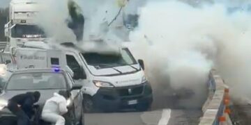 Θεαματική επίθεση σε θωρακισμένο όχημα μεταφοράς χρημάτων – Το ανατίναξαν πάνοπλοι ληστές (video)