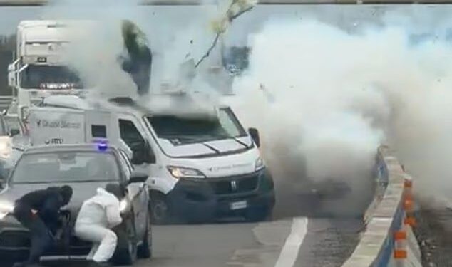 Θεαματική επίθεση σε θωρακισμένο όχημα μεταφοράς χρημάτων – Το ανατίναξαν πάνοπλοι ληστές (video)