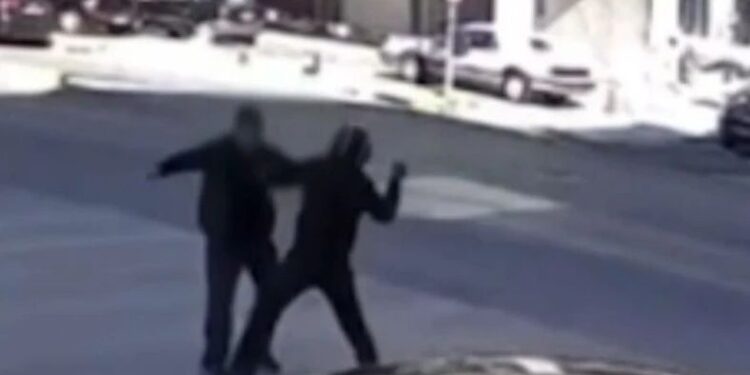 Alldaynews.gr Η στιγμή που 70χρονος οδηγός επιτίθεται με μαχαίρι σε 51χρονο διανομέα για την… προτεραιότητα (video)