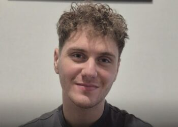 Μαθητής από τον ακριτικό Κάλαμο Λευκάδας που πήγαινε καθημερινά σχολείο με καΐκι κέρδισε υποτροφία ύψους 6.000 ετησίως