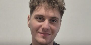 Μαθητής από τον ακριτικό Κάλαμο Λευκάδας που πήγαινε καθημερινά σχολείο με καΐκι κέρδισε υποτροφία ύψους 6.000 ετησίως