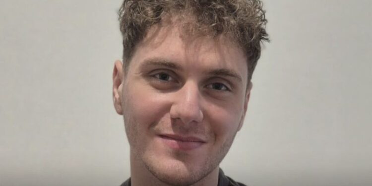 Μαθητής από τον ακριτικό Κάλαμο Λευκάδας που πήγαινε καθημερινά σχολείο με καΐκι κέρδισε υποτροφία ύψους 6.000 ετησίως