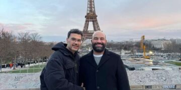 Ο Παντελής Τουτουντζής ταξίδεψε με τον σύζυγό του στο Παρίσι – Οι φωτογραφίες αγκαλιά με φόντο τον Πύργο του Άιφελ