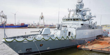 Τρύπησαν σωλήνες, έριξαν αμμοχάλικο στον κινητήρα πολεμικού πλοίου – Ποιος είναι ο Έλληνας που συνελήφθη (video)