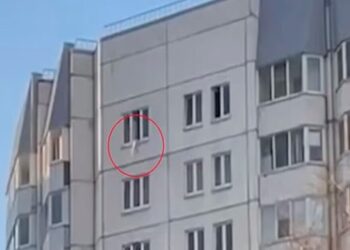 Συγκλονιστικό βίντεο: Μωρό 1,5 χρονών πέφτει στο κενό από τα 30 μέτρα – Το έπιασαν στον αέρα (video)