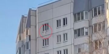 Σοκαριστικό βίντεο από την Αγία Πετρούπολη: Βρέφος έπεσε στο κενό από τα 30 μέτρα – Σώθηκε από θαύμα