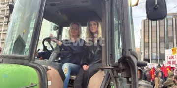 Οι αγρότισσες που έκλεψαν την παράσταση με το τρακτέρ τους στο Σύνταγμα