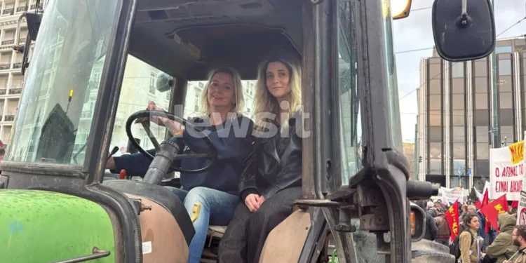 Οι αγρότισσες που έκλεψαν την παράσταση με το τρακτέρ τους στο Σύνταγμα