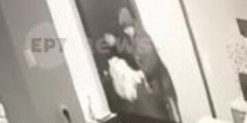 Βίντεο-σοκ με τον 64χρονο να δέρνει τη μητέρα των 25χρονων όταν τον έπιασε στα «πράσα» (video)