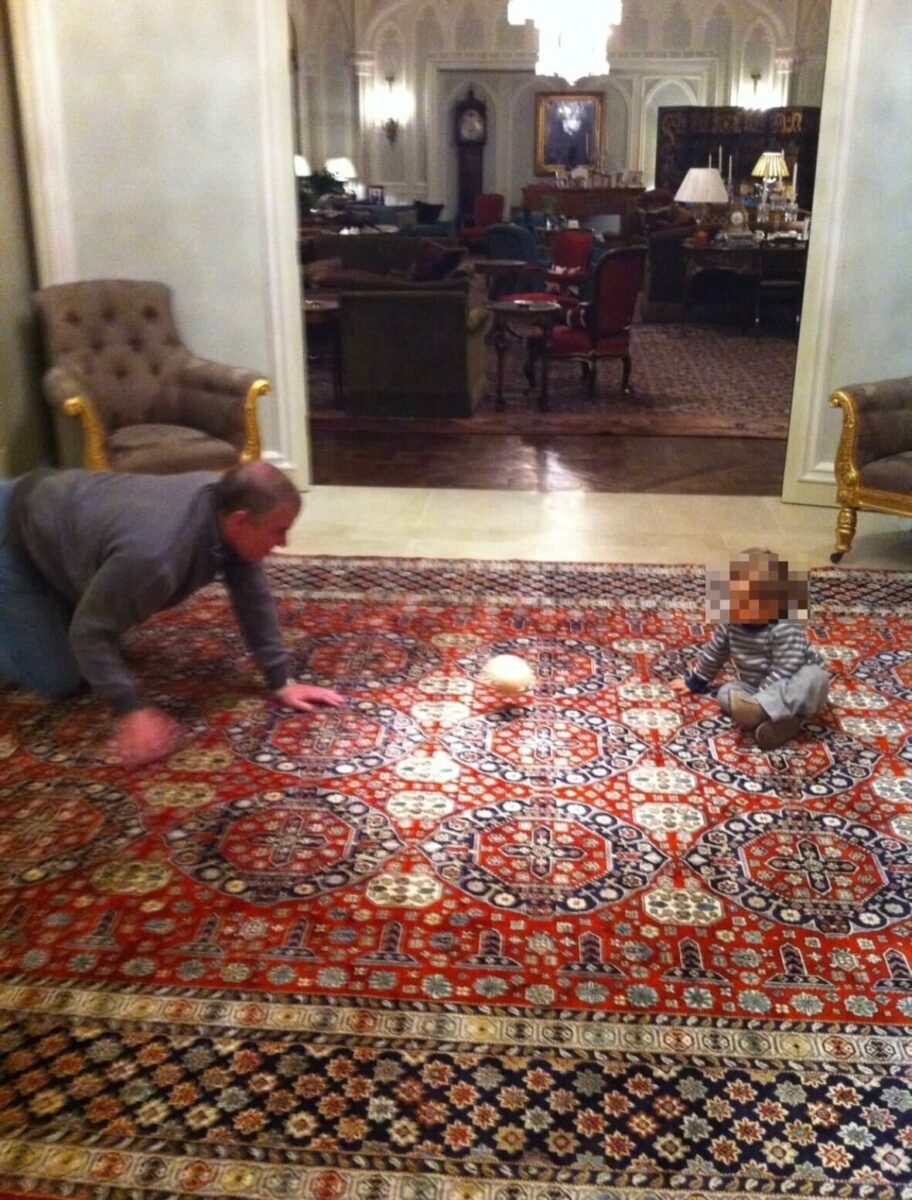 Ο Άντριου παίζει με μωρό και μπάλα σε σχήμα γυναικείου στήθους